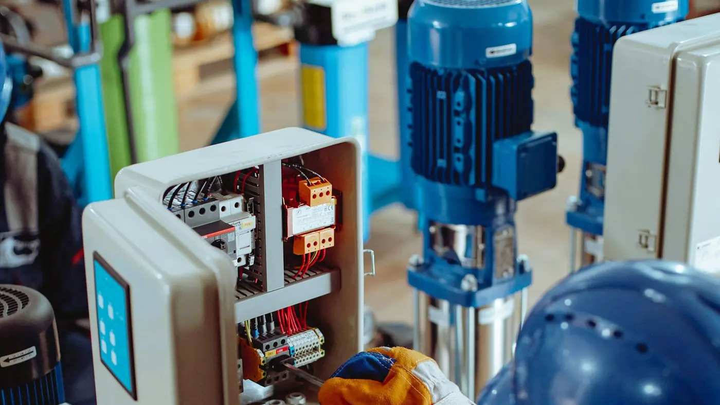 Bombas d'água verticais instaladas, com o painel elétrico aberto ao lado